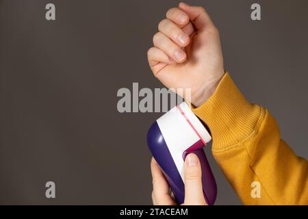 Rasoio anti-pilling per rimuovere le pillole dai vestiti, un posto per il testo. Indumenti Foto Stock