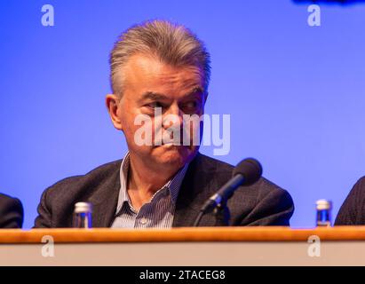 Edimburgo, Regno Unito. 30 novembre 2023 nella foto: Il professor Simon Best in una tavola rotonda sull'innovazione della salute e delle scienze della vita. Il think tank, Our Scottish Future, istituito dall'ex primo ministro Gordon Brown, tiene una conferenza dal titolo Better Jobs, Better Skills, Better Pay presso l'EICC di Edimburgo. Crediti: Rich Dyson/Alamy Live News Foto Stock