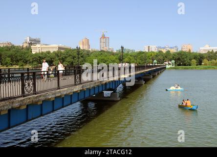 DONETSK, UCRAINA - 9 GIUGNO 2010: Persone nel centro di Donetsk. Donetsk prima della guerra. Foto Stock