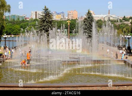 DONETSK, UCRAINA - 9 GIUGNO 2010: Persone nel centro di Donetsk. Donetsk prima della guerra. Foto Stock