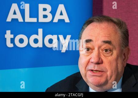 Edimburgo, Scozia, Regno Unito. 30 novembre 2023. Conferenza stampa di Ash Regan MSP, leader del partito Alba Holyrood, insieme all'ex primo Ministro e leader del partito Alba Alex Salmond e alla presidente del partito Alba Tasmina Ahmed-Sheikh all'Holyrood Hotel di Edimburgo. Ash Regan ha delineato l'intenzione del Partito Alba di consentire al pubblico di decidere se il Parlamento scozzese debba ricevere i poteri extra a Iain Masterton/Alamy Live News Foto Stock