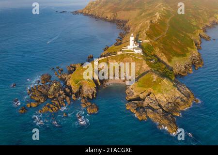 Vista aerea del punto di partenza e del faro, South Hams, Devon, Inghilterra. Autunno (settembre) 2021. Foto Stock