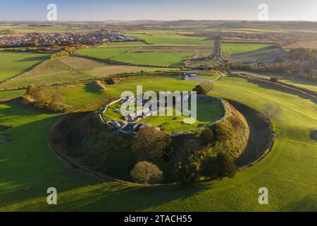 Vista aerea di Old Sarum, Salisbury, Wiltshire, Inghilterra. Autunno (novembre) 2021. Foto Stock