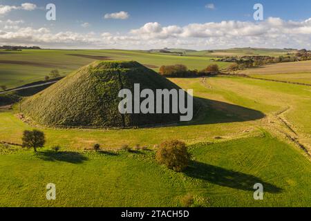 Vista aerea di Silbury Hill, un tumulo artificiale preistorico nel Wiltshire, in Inghilterra. Autunno (novembre) 2021. Foto Stock