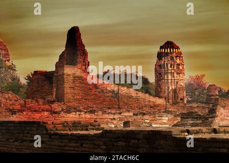 Rovine dell'antico shikhara buddista, dagoba, stupa nel sud della Thailandia, Ayutthaya. L'antica capitale del regno di Ayutthaya, che precedette sia Foto Stock