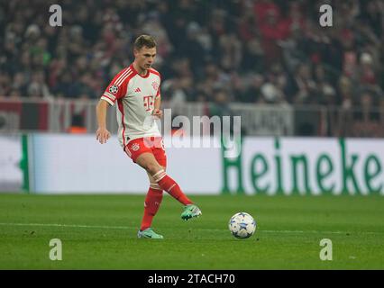 Allianz Arena, Monaco, Germania. 29 novembre 2023. Joshua Kimmich (FC Bayern MÃ¼nchen) controlla la palla durante una partita di Champions League - gruppo A, Bayern Monaco contro FC Copenhagen, all'Allianz Arena di Monaco, Germania. Ulrik Pedersen/CSM/Alamy Live News Foto Stock