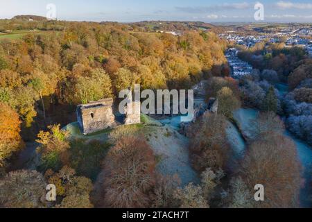 Vista aerea del castello di Okehampton in una gelida mattinata autunnale, Okehamton, Devon, Inghilterra. Autunno (novembre) 2021. Foto Stock