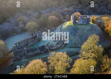 Vista aerea del castello di Okehampton in una gelida mattinata autunnale, Okehamton, Devon, Inghilterra. Autunno (novembre) 2021. Foto Stock