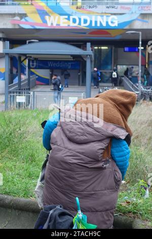 Symbol Obdachlosigkeit - Armut in der Hauptstadt - Berlino, Deutschland, GER, Germania, 27.11.2023 - Berlin-Mitte Ortsteil matrimonio: Eine offensichtlich obdachlose person mit ihren Habseligkeiten im Bereich des S-Bahnhofs Wedding. Immer mehr Menschen leben a Berlino ohne festen Wohnsitz auf der Straße. Der nahegelegene Leopoldplatz ist, wie auch die angrenzenden Straßen, ein beliebter Anlaufpunkt für die Alkohol- und Drogenszene. Seit geraumer Zeit trifft sich hier vermehrt auch die Crack-Szene. *** Simbolo della povertà dei senzatetto nella capitale Berlino, Germania, GER, Germania, 27 11 2023 Berlin MIT Foto Stock