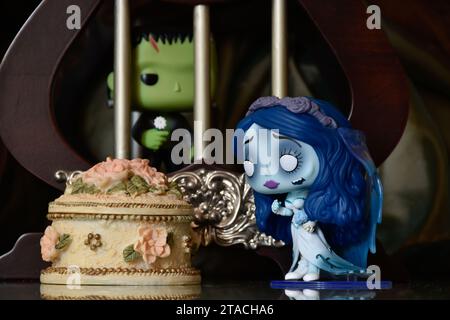 Funko Pop action figure del mostro di Frankenstein dietro le sbarre della prigione ed Emily del film d'animazione Corpse Bride. Portagioie vintage, romanticismo scuro. Foto Stock