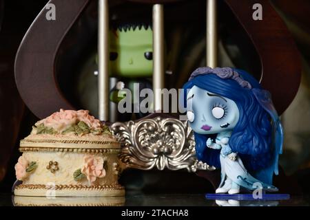 Funko Pop action figure del mostro di Frankenstein dietro le sbarre della prigione ed Emily del film d'animazione Corpse Bride. Portagioie vintage, romanticismo scuro. Foto Stock