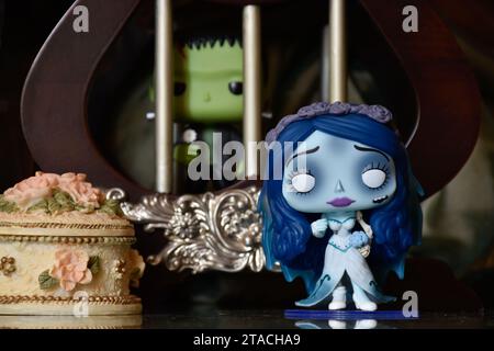 Funko Pop action figure del mostro di Frankenstein dietro le sbarre della prigione ed Emily del film d'animazione Corpse Bride. Portagioie vintage, romanticismo scuro. Foto Stock