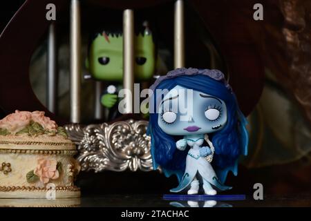 Funko Pop action figure del mostro di Frankenstein dietro le sbarre della prigione ed Emily del film d'animazione Corpse Bride. Portagioie vintage, romanticismo scuro. Foto Stock