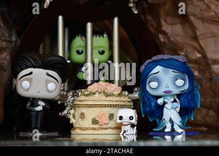 Funko Pop action figure di Emily e Victor dal film animato Corpse Bride. Il mostro di Frankenstein dietro le sbarre della prigione. Torta nuziale, romanticismo scuro. Foto Stock