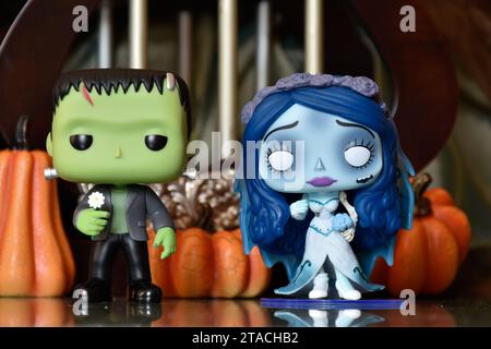 Funko Pop action figure dei famosi personaggi horror Frankenstein's Monster ed Emily del film d'animazione Corpse Bride. Zucche di Halloween, atmosfera scura. Foto Stock