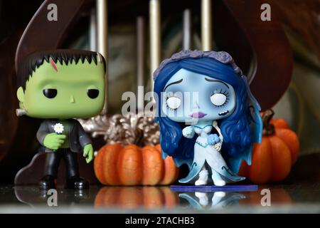 Funko Pop action figure dei famosi personaggi horror Frankenstein's Monster ed Emily del film d'animazione Corpse Bride. Zucche di Halloween, atmosfera scura. Foto Stock