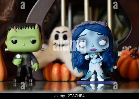 Funko Pop action figure dei personaggi horror Frankenstein's Monster ed Emily del film d'animazione Corpse Bride. Halloween, fantasma giocattolo, zucche. Foto Stock