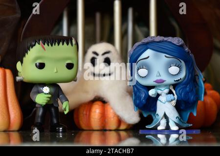 Funko Pop action figure dei personaggi horror Frankenstein's Monster ed Emily del film d'animazione Corpse Bride. Halloween, fantasma giocattolo, zucche. Foto Stock