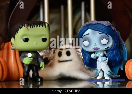 Funko Pop action figure dei personaggi horror Frankenstein's Monster ed Emily del film d'animazione Corpse Bride. Halloween, fantasma giocattolo, zucche. Foto Stock