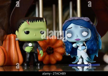 Funko Pop action figure dei famosi personaggi horror Frankenstein's Monster ed Emily del film d'animazione Corpse Bride. Zucche di Halloween, atmosfera scura. Foto Stock