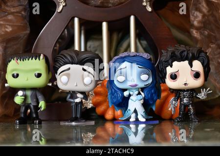 Funko Pop action figure dei personaggi horror del mostro di Frankenstein, Edward Scissorhands, Emily e Victor di Corpse Bride. Decorazioni di Halloween. Foto Stock