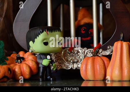 Funko Pop action figure del mostro di Frankenstein dal classico film horror. Halloween Mood, gabbia vintage, decorazioni zucche, ragno giocattolo, spettrale. Foto Stock