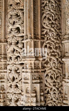 Monastero di Batalha (Mosteiro de Santa Maria da Vitoria), gotico sfavillante (XIV-XVI secolo). Cappelle incompiute, dettagli ad arco. Batalha, Leiria, Port Foto Stock