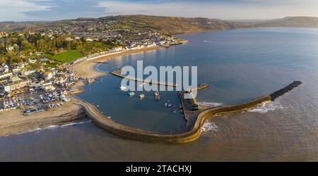 Veduta aerea di Lyme Regis e la parete del porto di Cobb, Lyme Regis, Dorset, Inghilterra. Inverno (febbraio) 2022. Foto Stock