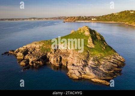 Vista aerea dell'isola di Thatcher Rock al largo della costa di Torquay, Devon, Inghilterra. Inverno (febbraio) 2022. Foto Stock