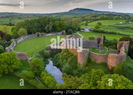 Vista aerea delle rovine di White Castle, uno dei "tre castelli" nel Monmouthshire, Galles, Regno Unito. Primavera (maggio) 2022. Foto Stock