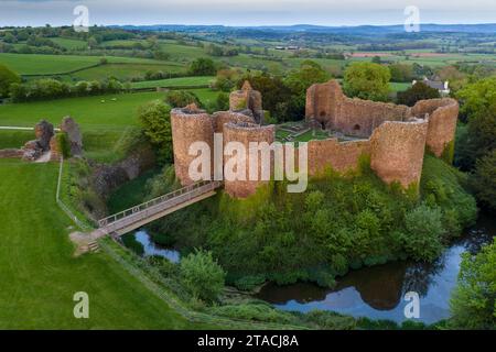 Vista aerea delle rovine di White Castle, uno dei "tre castelli" nel Monmouthshire, Galles, Regno Unito. Primavera (maggio) 2022. Foto Stock