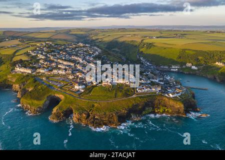 Vista aerea di Port Isaac all'alba, Cornovaglia, Inghilterra. Primavera (giugno) 2022. Foto Stock