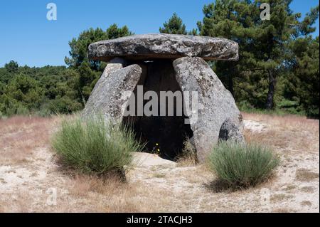 Dolmen di anta da Fonte Coberta a Cha de Alijo, Tras-os-Montes, Portogallo. Foto Stock