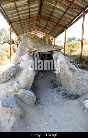 Grande Dolmen di Zambujeiro (anta Grande de Zambujeiro). Nossa Senhora de Tourega, Evora, Alentejo, Portogallo. Foto Stock