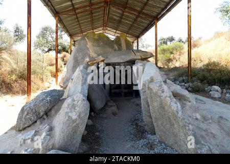 Grande Dolmen di Zambujeiro (anta Grande de Zambujeiro). Nossa Senhora de Tourega, Evora, Alentejo, Portogallo. Foto Stock