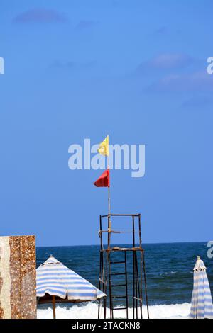 Bandiere gialle e rosse sulla spiaggia, sistema di segnalazione della spiaggia, bandiera rossa significa alto rischio, condizioni difficili, forte surf e correnti, bandiera gialla significa Foto Stock