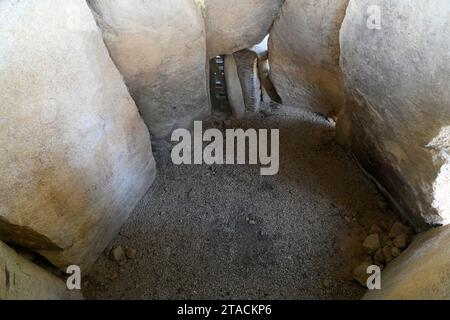 Grande Dolmen di Zambujeiro (anta Grande de Zambujeiro). Interno con camera funeraria. Nossa Senhora de Tourega, Evora, Alentejo, Portogallo. Foto Stock