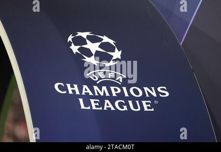 München, Deutschland 29. Novembre 2023: Fussball, Herren, Champions League, 5.Spieltag, Saison 2023/2024, FC Bayern München - FC Kopenhagen, Allianz Arena Hier das Logo der UEFA Champions League an einem Torbogen, Symbolbild Foto Stock