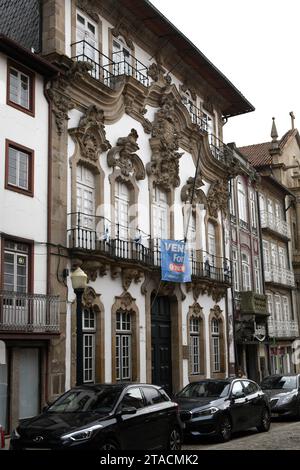 Guimaraes città (patrimonio dell'umanità dell'UNESCO), strada con architettura tradizionale. Braga, Portogallo. Foto Stock