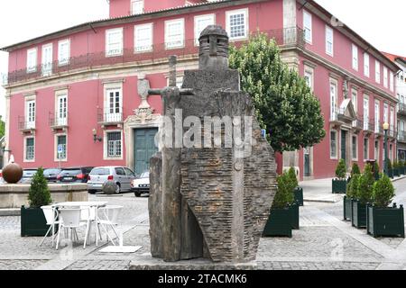 Guimaraes (patrimonio dell'umanità dell'UNESCO). Scultura del re Dom Afonso Henriques di Joao Cutileiro. Braga, Portogallo. Foto Stock