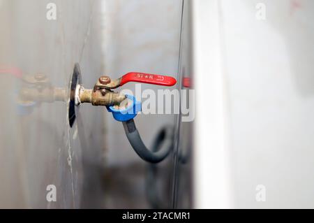 Cairo, Egitto, 9 ottobre 2023: Rubinetto per lavatrice Star con tubo flessibile per l'acqua per l'alimentazione dell'acqua alla valvola di ingresso dell'acqua, manutenzione ed elettrodomestici Foto Stock