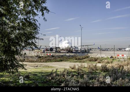 Aerei da carico che ricevono carburante e rifornimento sulla pista Foto Stock