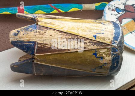 Un tamburo di Zuni dei nativi americani realizzato con un tronco di albero scavato. Prehistoric Museum, Price, Utah. Foto Stock