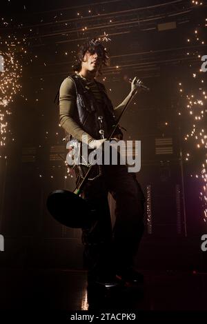 Milano, Italia. 29 novembre 2023. La cantante italiana Naska si esibisce durante un concerto al Fabrique Club di Milano. Credito: SOPA Images Limited/Alamy Live News Foto Stock