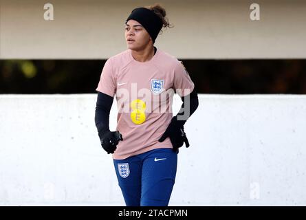 L'inglese Jess Carter durante una sessione di allenamento a St. George's Park, Burton Upon Trent. Data foto: Giovedì 30 novembre 2023. Foto Stock