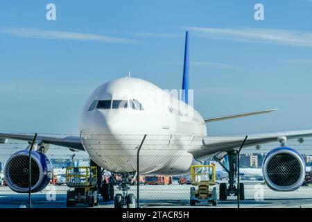 Un aereo carica sulla pista che riceve l'ispezione Foto Stock