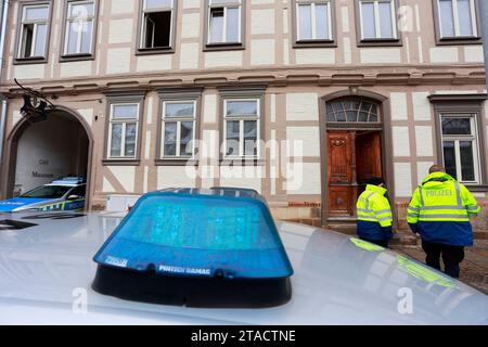 Halberstadt, Germania. 30 novembre 2023. Gli agenti di polizia si trovano di fronte a una casa a graticcio dopo un'esplosione. Una persona e' stata uccisa in un'esplosione nella casa disabitata a graticcio, che e' stata convertita. Altre due persone sono rimaste ferite la mattina, una delle quali seriamente, secondo la polizia. Crediti: Matthias Bein/dpa/Alamy Live News Foto Stock