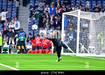 MADRID, SPAGNA - NOVEMBRE 29: Andriy Lunin del Real Madrid CF nel warm up durante la partita tra Real Madrid CF e SSC Napoles di UEFA Champions League il 29 novembre 2023 a Santiago Bernabeu a Madrid, Spagna. (Samuel Carreño/Pximages) credito: PX Images/Alamy Live News Foto Stock