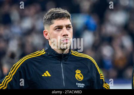 MADRID, SPAGNA - NOVEMBRE 29: Fede Valverde del Real Madrid CF all'inizio della partita tra Real Madrid CF e SSC Napoles di UEFA Champions League il 29 novembre 2023 a Santiago Bernabeu a Madrid, Spagna. (Samuel Carreño/Pximages) credito: PX Images/Alamy Live News Foto Stock