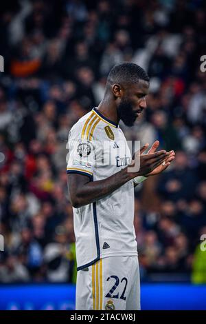 MADRID, SPAGNA - NOVEMBRE 29: Antonio Rüdiger del Real Madrid CF all'inizio della partita tra Real Madrid CF e SSC Napoles della UEFA Champions League il 29 novembre 2023 a Santiago Bernabeu a Madrid, Spagna. (Samuel Carreño/Pximages) credito: PX Images/Alamy Live News Foto Stock